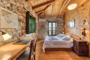 מיטה או מיטות בחדר ב-Eri Traditional House