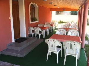 A seating area at Unio Vendégház 1