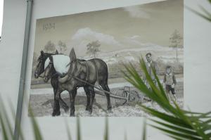 ein Bild eines Pferdes, das einen Pflug zieht in der Unterkunft Apartmenthaus Schlag in Naumburg
