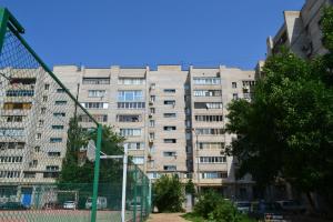 ヴォルシスキーにあるApartment on Mira 75のバスケットボールコート付きのアパートメントビル