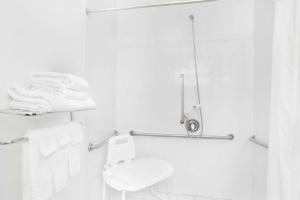 Kamar mandi di Super 8 by Wyndham Cobleskill NY