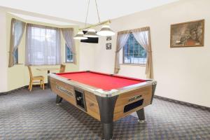 Meja biliar di Super 8 by Wyndham Cobleskill NY