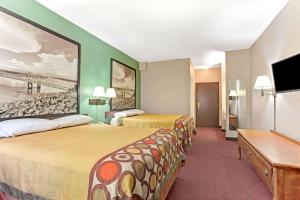 una camera d'albergo con due letti e una TV a schermo piatto di Super 8 by Wyndham Jackson Ridgeland a Jackson Altre 38 foto