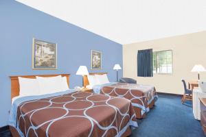 Tempat tidur dalam kamar di Super 8 by Wyndham Cobleskill NY