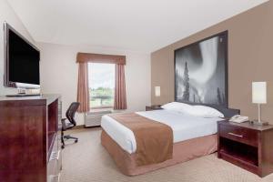 um quarto de hotel com uma cama e uma TV de tela plana em Super 8 by Wyndham Prince Albert em Prince Albert