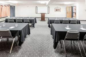 The business area and/or conference room at Super 8 by Wyndham High River AB