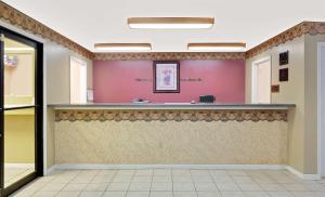 un bar en una habitación con una pared rosa en Super 8 by Wyndham Kosciusko, en Kosciusko