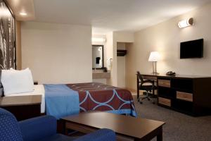 ein Hotelzimmer mit einem Bett und einem Schreibtisch in der Unterkunft Super 8 by Wyndham Rahway/Newark in Rahway