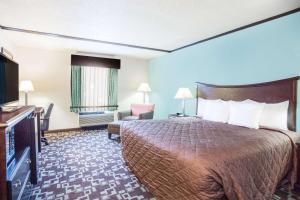une chambre d'hôtel avec un lit et une télévision dans l'établissement Super 8 by Wyndham Daleville/Roanoke, à Daleville