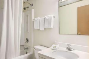 Koupelna v ubytování Super 8 by Wyndham West Haven