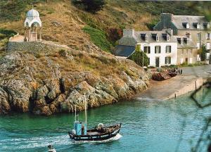 プレヌフ・ヴァル・アンドレにあるLuxury Seaside Family house in Pléneuf Val Andréの家の前の水舟