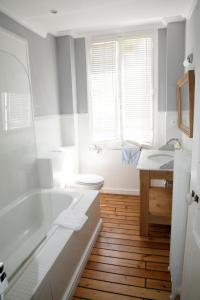 Ванна кімната в Luxury Seaside Family house in Pléneuf Val André