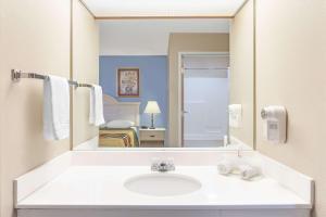 bagno con lavandino e specchio di Super 8 by Wyndham Freeport a Freeport