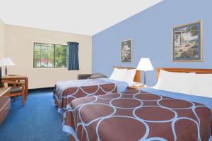 Tempat tidur dalam kamar di Super 8 by Wyndham Cobleskill NY