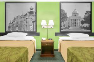 Pokój z dwoma łóżkami i zdjęciem budynku w obiekcie Super 8 by Wyndham Mobile w mieście Mobile
