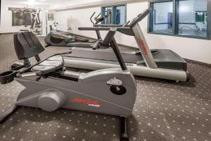 een fitnessruimte met een elliptische machine in een kamer bij Super 8 by Wyndham High River AB in High River