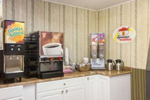 Facilități de preparat ceai și cafea la Super 8 by Wyndham West Haven