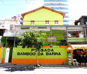 a building with a sign that reads pasosa bananaosa da barapa at Pousada Bamboo da Barra in Salvador