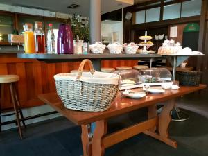 a table with a basket on top of it at Gasthaus Zum Ochsen in Hochstadt