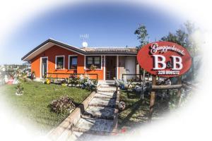 een klein huis met een bord ervoor bij Giuggiolando in LʼAquila