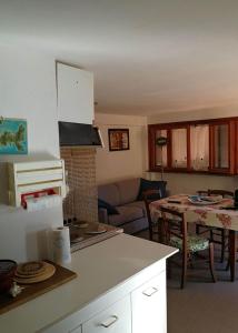 una cucina e un soggiorno con divano e tavolo di casa elba relax a Rio nellʼElba