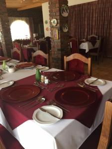 Ein Restaurant oder anderes Speiselokal in der Unterkunft La Rive Waterberg Accommodation 