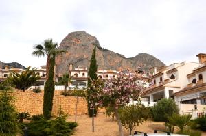 Blick auf ein Resort mit einem Berg im Hintergrund in der Unterkunft Casa Spa in Polop
