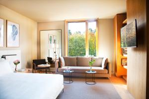 uma sala de estar com um sofá e uma janela em Hotel Arima & Spa - Small Luxury Hotels em San Sebastián