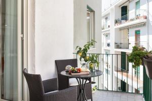 Un balcón con una mesa con fruta. en La Maison des Tout le Monde, en Sorrento