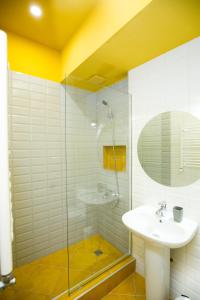 Bilik mandi di Meidan Suites