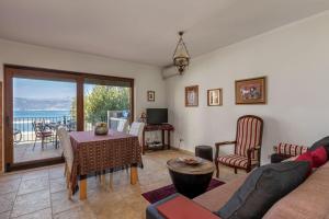 TV a/nebo společenská místnost v ubytování Apartments Villa San Antonio