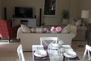 ein Wohnzimmer mit Sofa und Tisch in der Unterkunft Villa Elena in Sevid