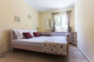 ein Schlafzimmer mit einem Bett mit Spiegel und Fenster in der Unterkunft Villa Elena in Sevid + 50 Fotos