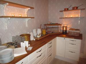 Η κουζίνα ή μικρή κουζίνα στο Sörnäsgården Bed & Breakfast +37 φωτογραφίες