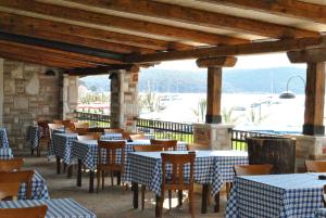 un restaurante con mesas y sillas azules y blancas en Guesthouse Promenade, en Medulin