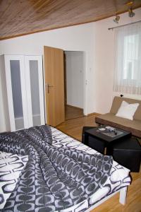 1 dormitorio con 1 cama grande y 1 sofá en Apartmány Hillfort, en Bojnice