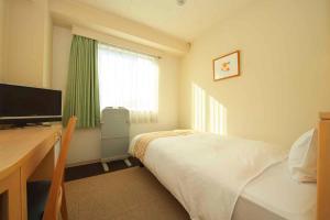 Un pat sau paturi într-o cameră la Chisun Hotel Hiroshima