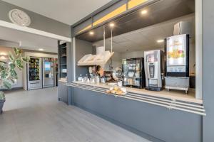 Příslušenství pro přípravu čaje a kávy v ubytování B&B HOTEL Brignoles