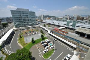 una vista aérea de un aparcamiento en una ciudad en Hotel Keifuku Fukui Ekimae en Fukui