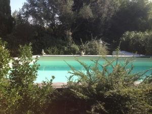 Bazén v ubytování Gite La Gourmandine nebo v jeho okolí