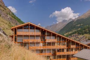 een gebouw aan de zijkant van een berg bij Apartment Meric Superior in Zermatt