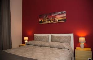 ローマにあるMonaco Home Campaldinoの赤い壁のベッドルーム1室