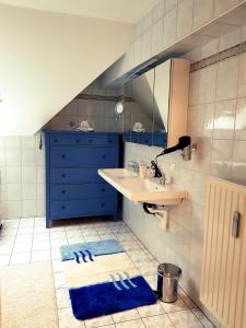 A bathroom at Ferienwohnung Eckberger Weinstrasse 139 Még 37 kép