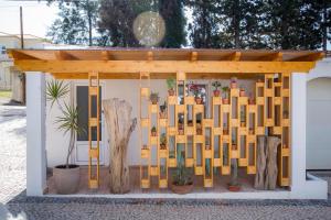 um pavilhão de madeira com plantas e árvores nele em Casa da Montanha na Praia da Luz