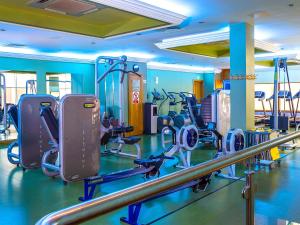 una palestra con diversi tapis roulant e macchinari per il cardio-fitness di Lady Gregory Hotel, Leisure Club & Beauty Rooms a Gort