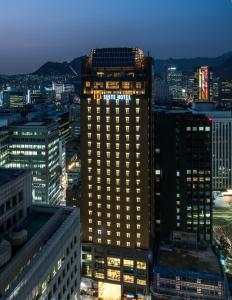首尔南大门伊娜套房酒店的夜晚城市里灯火通明的建筑