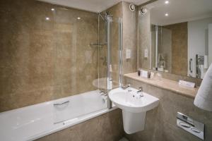 een badkamer met een wastafel, een douche en een bad bij Lindeth Howe in Bowness-on-Windermere