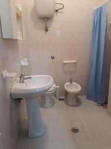 ein Bad mit einem Waschbecken und einem WC in der Unterkunft Pensione Nettuno in Palinuro
