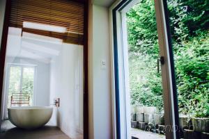 Koupelna v ubytování N1 Standalone House Baden + 37 fotografií