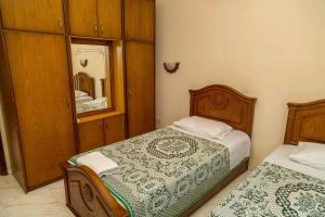 Giường trong phòng chung tại Chrysanthos Boutique Apartments